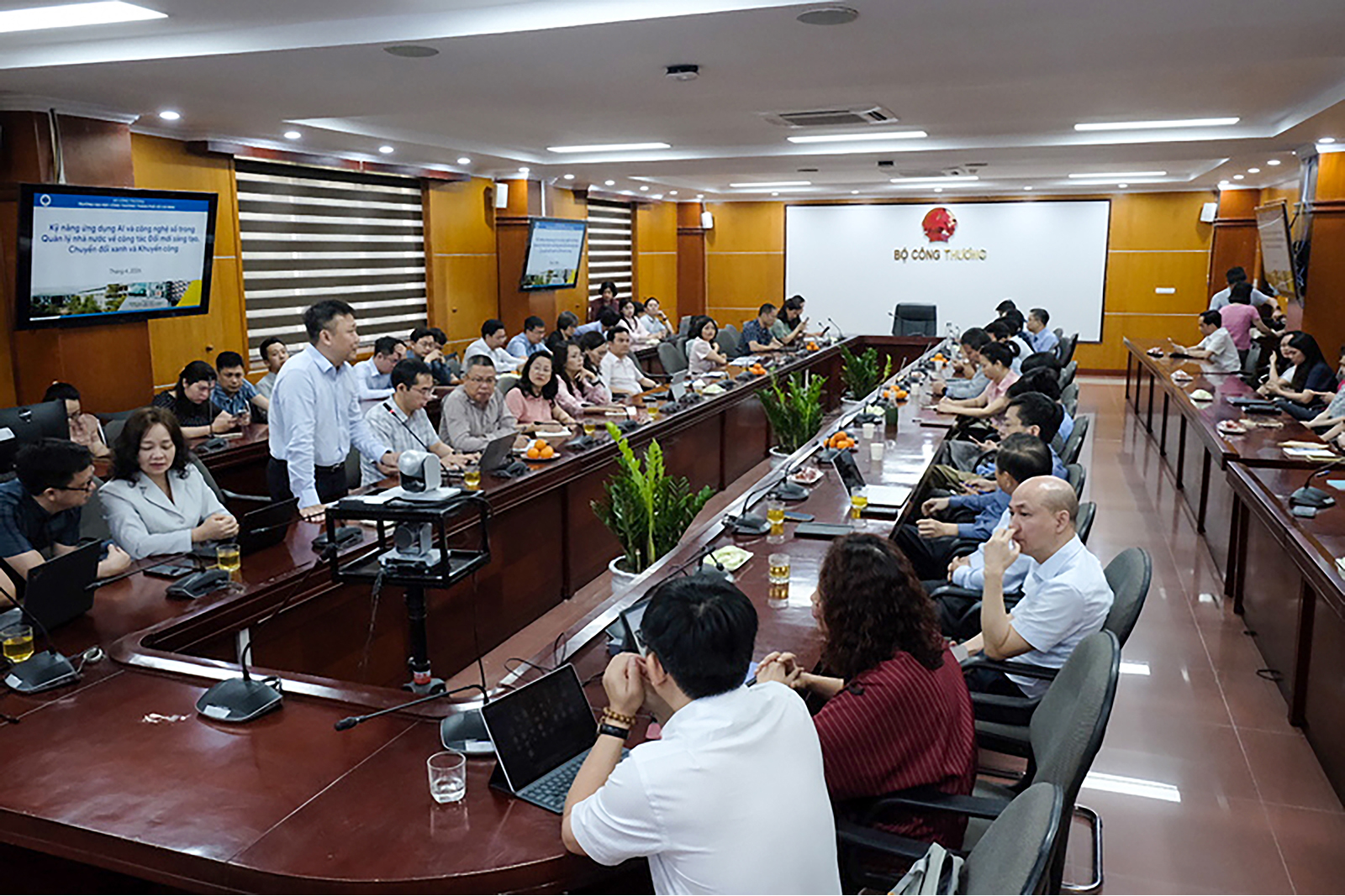 HUIT collaborates with the Ministry of Industry and Trade to provide AI training and promote digital transformation in public service.