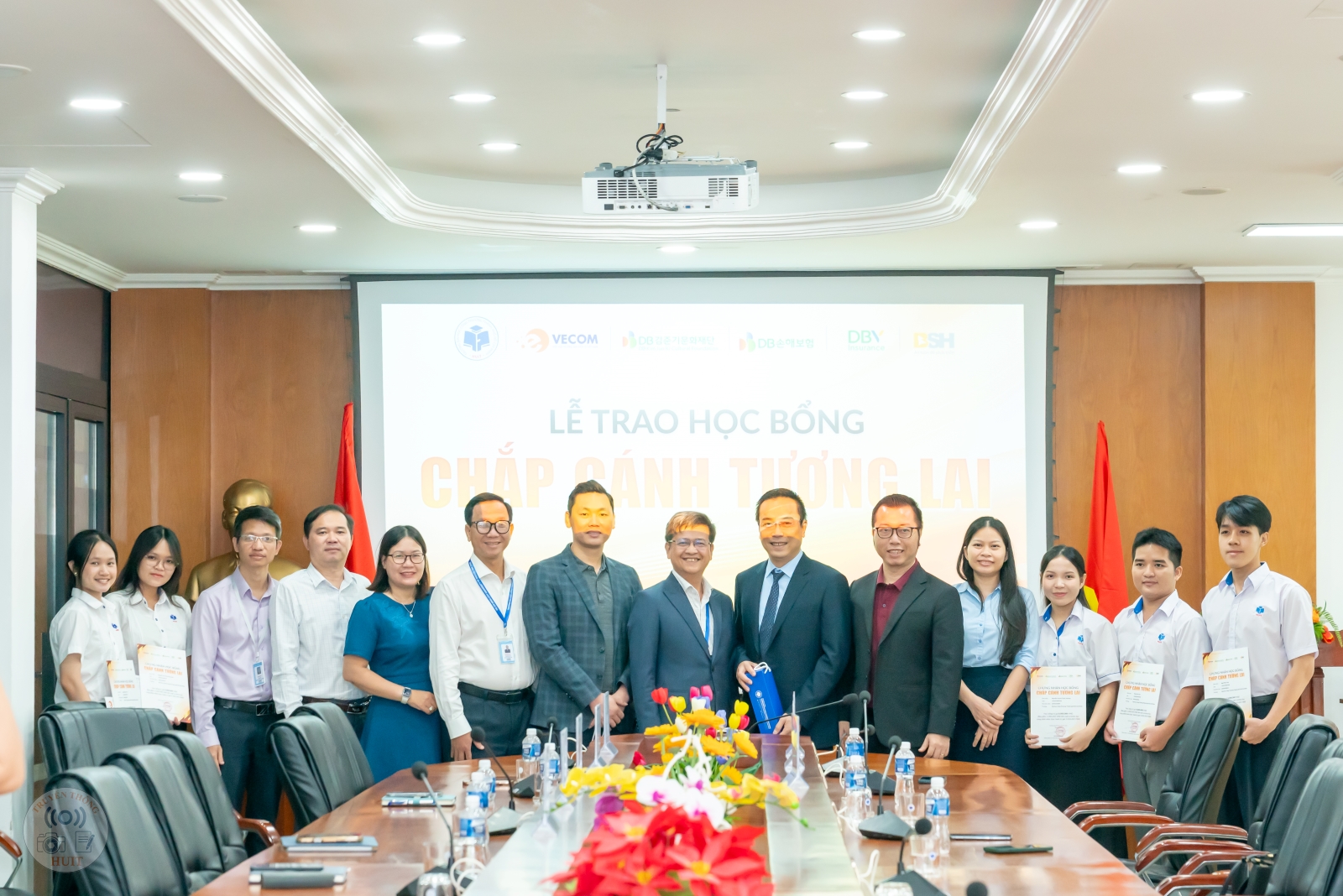 HUIT and the Vietnam E-commerce Association strengthen cooperation, awarding scholarships to support students.
