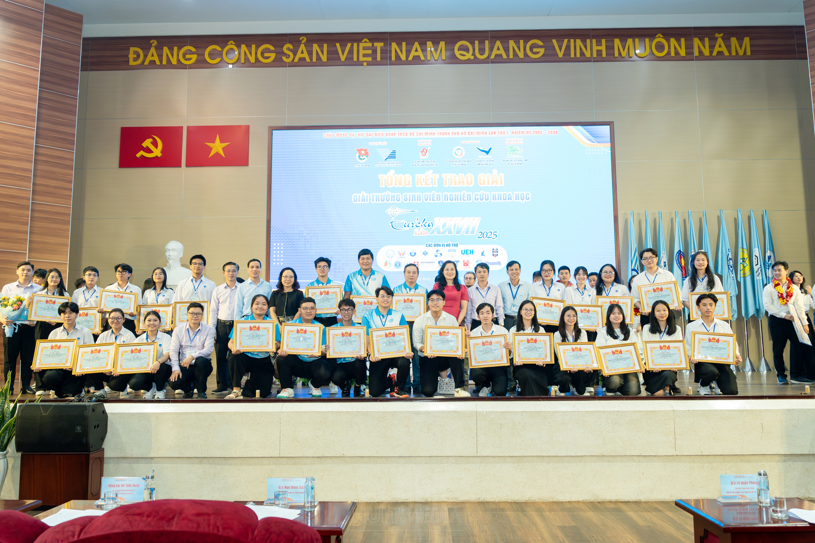 HUIT tiếp tục ghi dấu ấn nghiên cứu khoa học tại Lễ Tổng kết Giải thưởng Sinh viên nghiên cứu khoa học - Euréka lần thứ 27 năm 2025